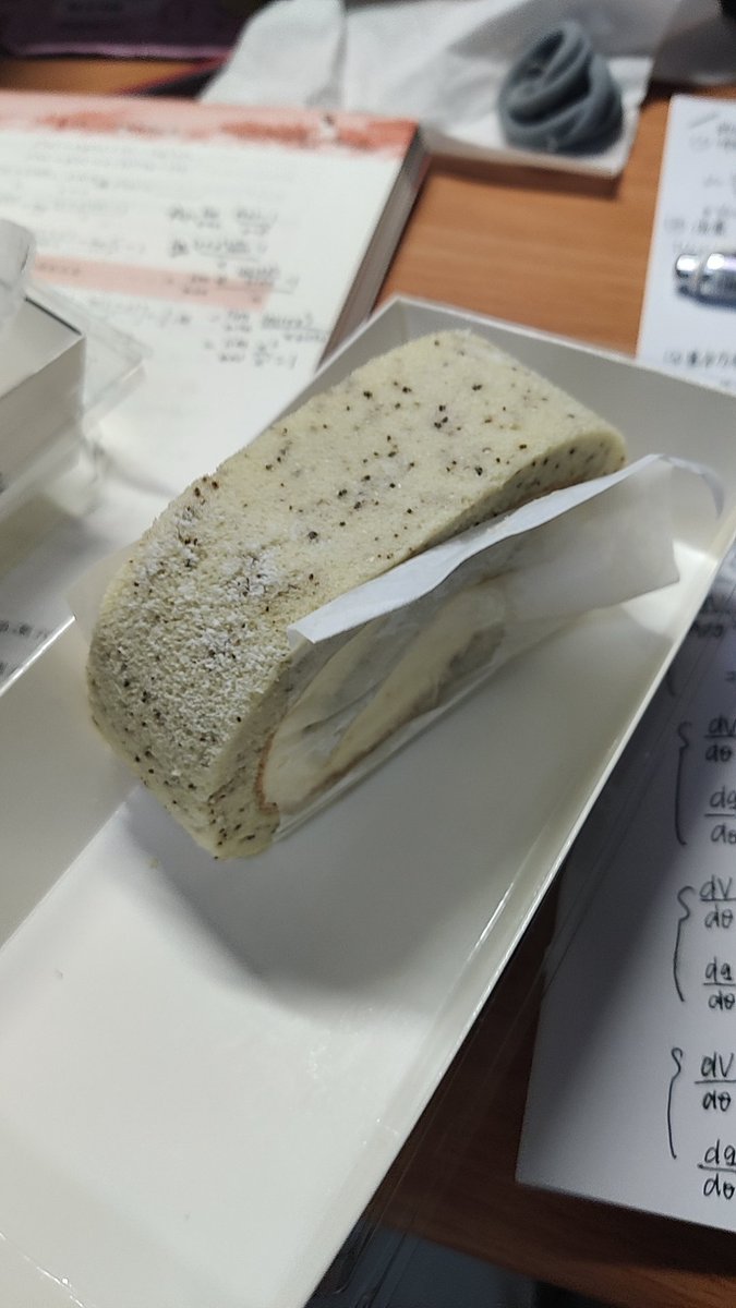 Eleanor_0506's tweet photo. 백현아 ~ 오늘 맛있는 디저트를 먹었어요! 스위스 롤, 말차 크로와상, 초콜릿 크림 퍼프, 저녁에 다 먹었어요!

今天待在宿舍没出门，复习一会儿玩一会儿，感觉学习效率不太高呢😔
没关系！今天也想着伯贤加油！❤️ https://t.co/zK0PN8mrOu