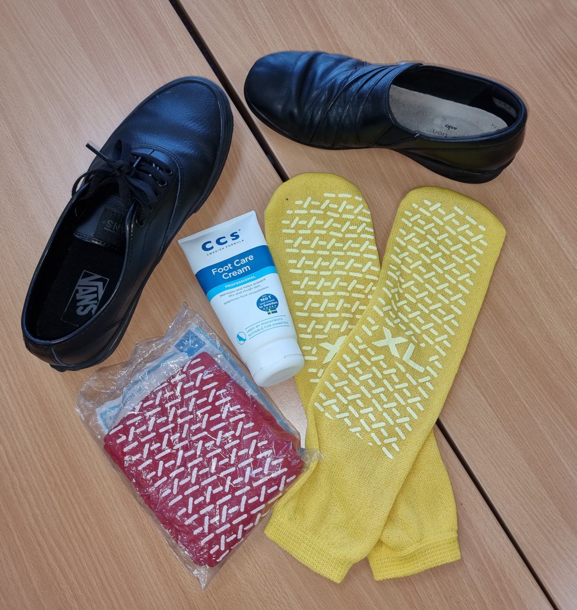 Did you know 53% of patients >60yrs have more than 3 problems with their feet? We have begun our exciting research into good foot heath and footwear as well as minimising the use of slipper socks 🧦🚫 feet are the sole connection from our bodies to the ground 👣 @Southern_NHSFT