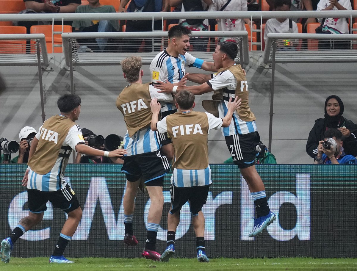 TyCSports's tweet photo. BRASIL DECIME QUÉ SE SIENTE, PERDER TRES VECES CON PAPÁ 😂 

MARTES: 1-0 por las Eliminatorias Sudamericanas. 
MIÉRCOLES: 1-0 en los Juegos Parapanamericanos de Chile. 
VIERNES: 3-0 en el Mundial Sub-17. https://t.co/AnFWbrMZVU