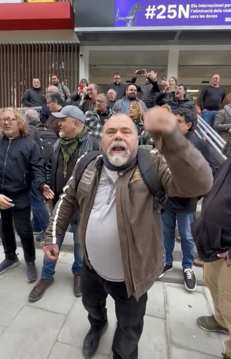 hermanntertsch's tweet photo. Un pitecantropus de UGT, sección parasitismo intensivo, es decir un gordo gorrón de tiempos de los matones más zafios,’agrede verbalmente a una mujer iberoamericana y libre por no ser un gordo blanco grasiento como él.
Yo estoy con ella.
En todo caso. https://t.co/te3r6UF16n