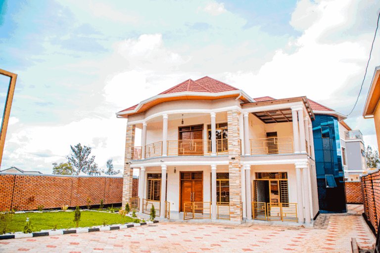 tesdealer's tweet photo. 🚨Kigali Best house for sale at Kibagabaga 🚨 

- 💵 Price: 350,000,000RWF/sale 
- 🛌 Bedrooms: 5
- 🛀 Bathrooms: 5
- 🅿️Big parking
- 🚰Kitchen

USE THIS LINK👉 https://t.co/TMcng2A6CC  for more details 

Contact number 🤵: 0788500545
#realestate #house #sale https://t.co/lJUUWwCdeq