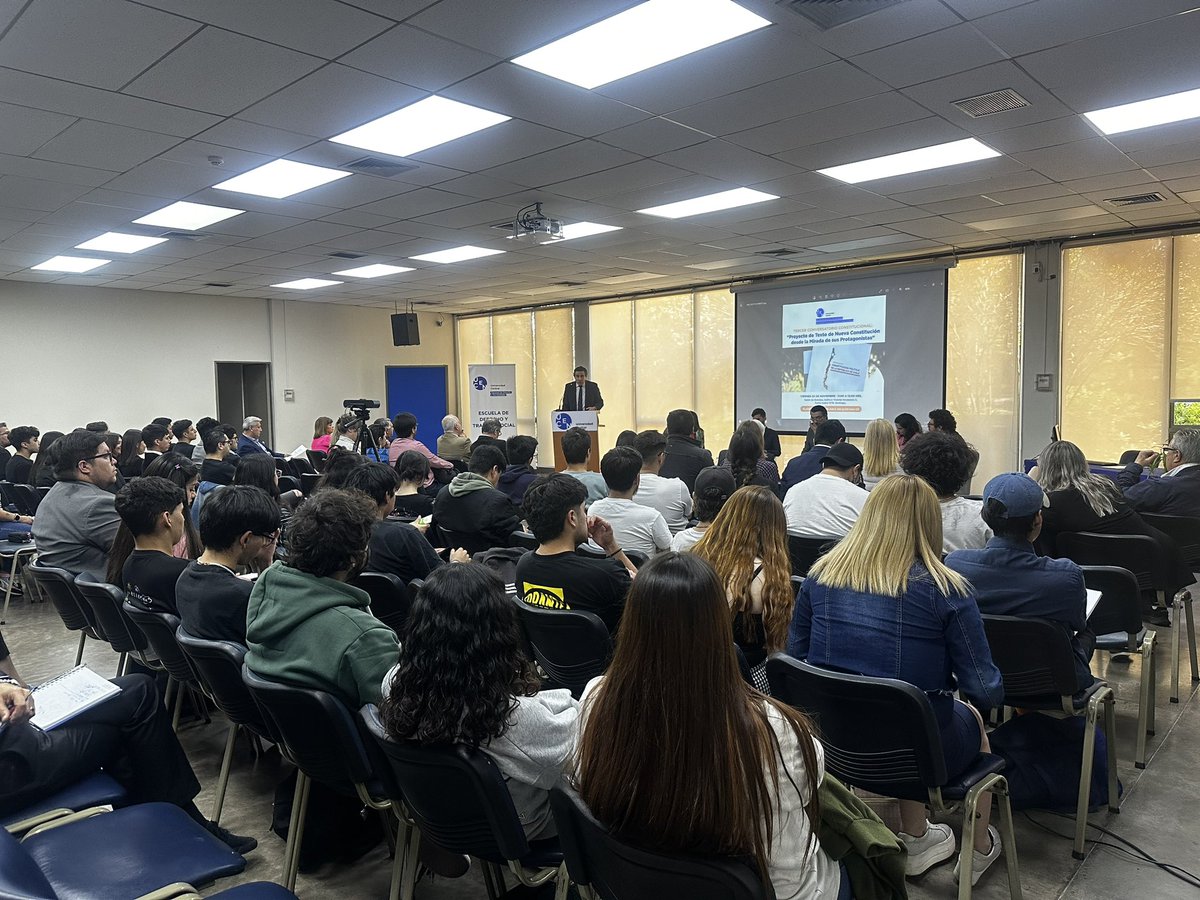 Luismartinezc's tweet photo. La reflexión en torno a la propuesta constitucional es un desafío que lo hemos asumido desde la @ucentral_cl 

Decisiones informadas!!

Excelente participación de estudiantes y docentes!! https://t.co/3vlr9D18EH