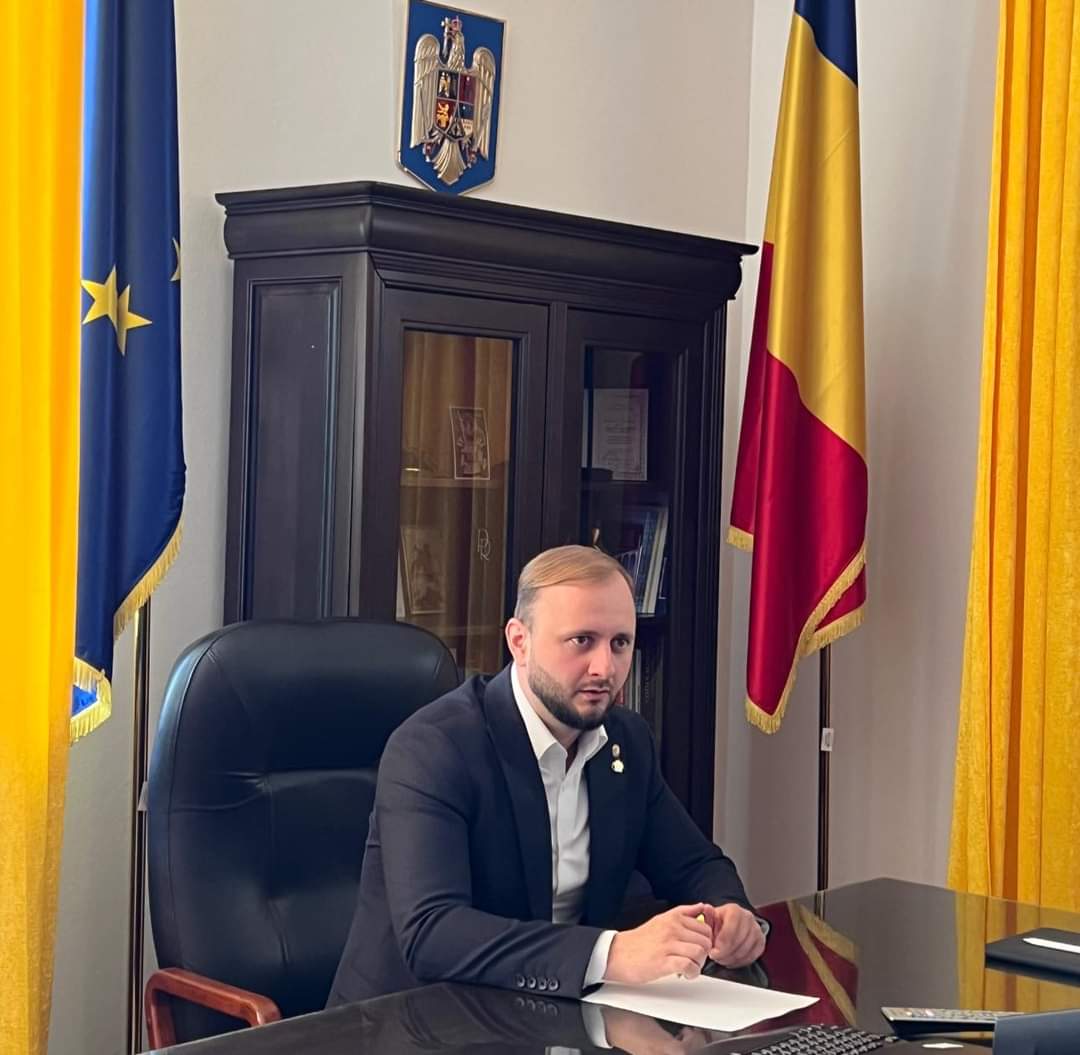 PopDariusAUR's tweet photo. 🇷🇴📢Vă doresc o zi minunată tuturor!
Baia Mare, #Maramureș, România are șansa să aleagă o cale mult mai #dreaptă și o #soluție de AUR pentru un viitor sigur și prosper.
#Primarul Municipiului Baia Mare, Cătalin Cherecheș a primit sentința de 5 ani cu executare, dar a fugit. https://t.co/daQfYdSdAE