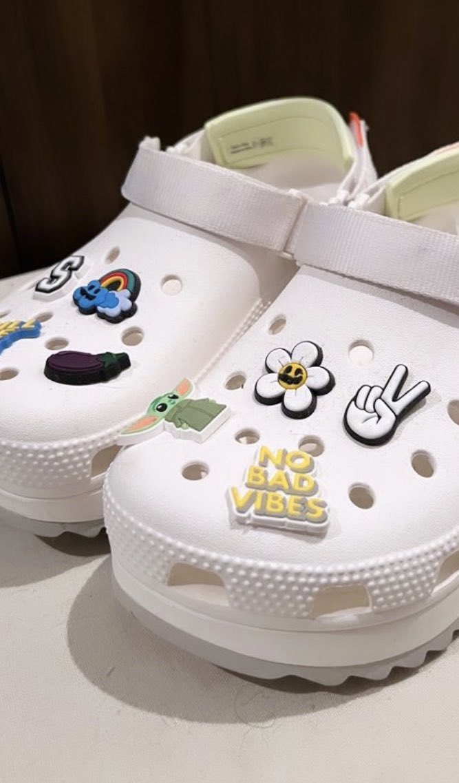 JazminRosso12's tweet photo. Holis le muestro mi nuevo emprendimiento de pins para crocs ⚡️😎🧜🏼‍♀️ para que las pongan bien fachas. 
Les juro que los van a amar, si les interesa me consultan por stock y si no, me pueden ayudar con un rt 🤗 https://t.co/E6FhkD0BlS