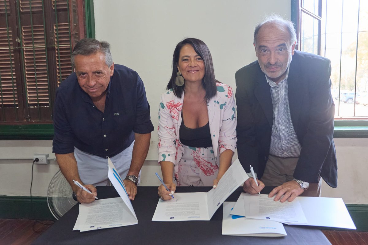 Argentina tendrá la primer Diplomaturade Agua y Mujer.
Convenio  Departamento Gral de Irrigación , Universidad Champagnat y el Instituto de Gestión Pública UCH.
://www.mdzol.com/sociedad/2023/11/23/argentina-tendra-su-primer-diplomatura-de-agua-mujer-386380.html
