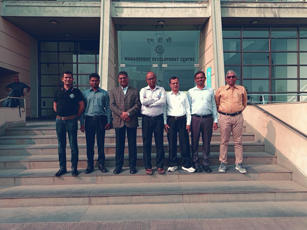 IN_DCP's tweet photo. As part of #ManagementDevelopmentProgramme, 05 Naval Civilian Officers succesfully completed a course on “Developing #Leadership Potential” at #IIM #Calcutta conducted from 20-24 Nov 23.  #IndianNavy #DefenceCivilians 
#HRManagement https://t.co/ITzhSwIzzd