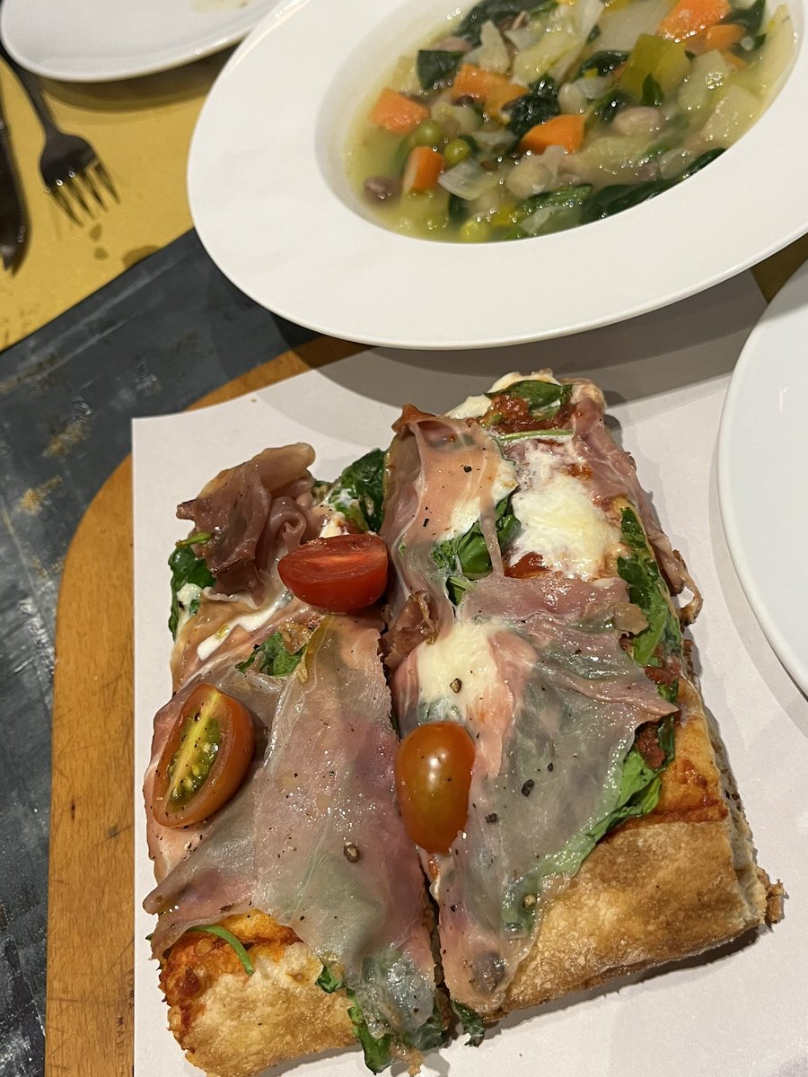 aoeymentary12's tweet image. Black friday night ✨🎄
วันนี้จะพาไปดินเนอร์ย่านอโศก ฟีล Italy นิดๆ 
ร้านพิซซ่าใต้บีทีเอสอโศก ที่ใครหลายๆคนก็อาจจะได้ลองชิม ส่วนตัวถือว่าเป็นพิซซ่าและพาสต้าที่เราชื่นชอบร้านนึงเลยค่ะ แป้งดี ซอสเข้มข้น ต้องลองนะทุกคน 🍝🍕
#bkkmenu
#asoke 
#bangkok 
#cafehopping