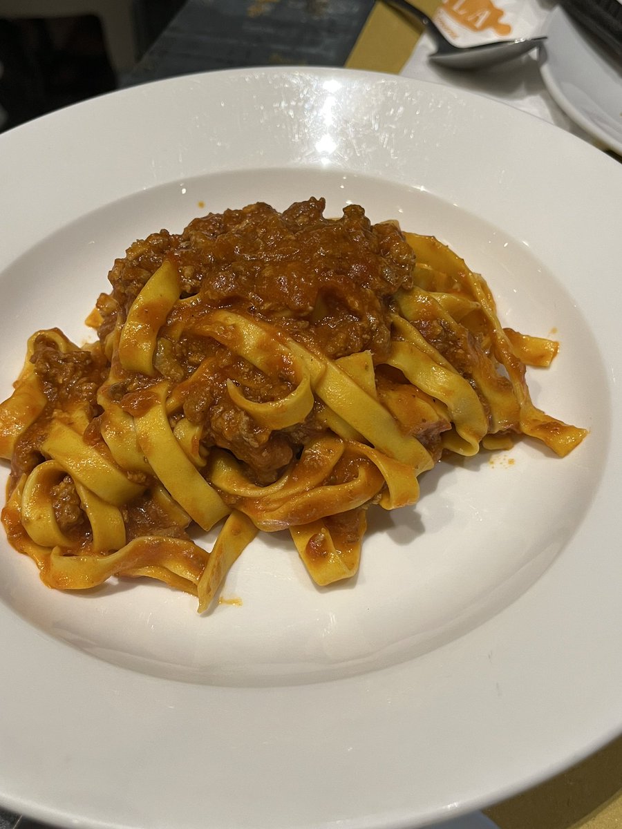 aoeymentary12's tweet image. Black friday night ✨🎄
วันนี้จะพาไปดินเนอร์ย่านอโศก ฟีล Italy นิดๆ 
ร้านพิซซ่าใต้บีทีเอสอโศก ที่ใครหลายๆคนก็อาจจะได้ลองชิม ส่วนตัวถือว่าเป็นพิซซ่าและพาสต้าที่เราชื่นชอบร้านนึงเลยค่ะ แป้งดี ซอสเข้มข้น ต้องลองนะทุกคน 🍝🍕
#bkkmenu
#asoke 
#bangkok 
#cafehopping