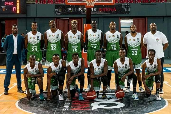 BurundiEco's tweet photo. #Basketball : #Dynamo_BBC qualifié pour la demi-finale d’#Elite16
Après avoir battu #PAZI ,le club de basketball de la #Tanzanie sur un score de 88 points contre 85, le club de basketball #Dynamo vient d’être qualifié pour la demi-finale du championnat Elite 16 qui se tient dans la ville de #Johannesburg, capitale économique de la République Sud -Africaine.
C’est une victoire arrachée à l’issue des prolongations car, à la fin du temps réglementaire, les deux équipes étaient à l’égalité. Dynamo BBC a remporté la victoire grâce aux efforts d’Otobo Israël joueur d’origine nigériane qui a marqué à lui seul 20 points. Cependant, la qualification de Dynamo BBC à la demi-finale arrive après que le club ait enregistré une double défaite successive dans ce championnat.
En demi-finale, Dynamo BBC affrontera #City_Oilers de l’#Ouganda samedi le 25 novembre 2023.