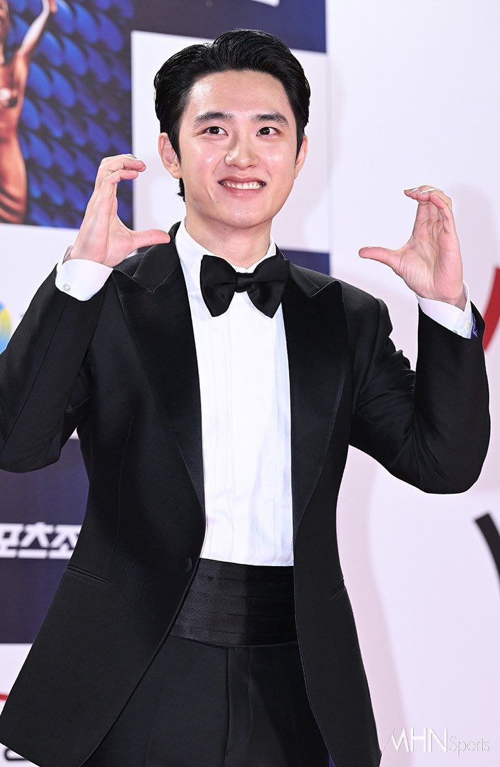 #EXO's #DO stuns at the 44th Blue Dragon Film Awards, nominated for Best Actor for his role in 'The Moon'!👏📸🕺🐉📽️🏆💫✨🌟🔥👑❤️‍🔥 ACTOR DOH IS HERE #DOHKYUNGSOO_BDFAwards #DO (D.O.) @companysoosoo_ @weareoneEXO