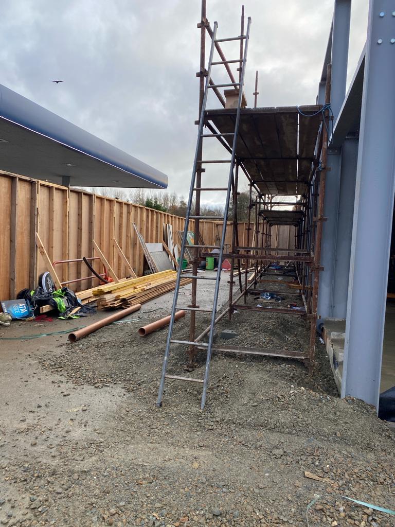 TheHSA's tweet image. During our #workingatheight inspection campaign, an inspector found this incomplete scaffolding setup.

Find information and guidance on how to manage #workatheight here
➡ hsa.ie/!3FYAL8