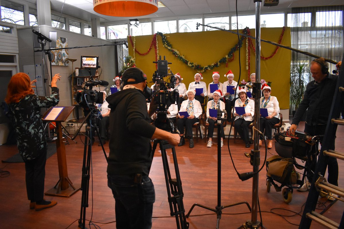 vitiswelzijn's tweet photo. Wijkcentrum De Hunselaer #Honselersdijk vormde vandaag een heus decor voor opnames van de satirische serie #Vlogmania, waarin een glansrol is weggelegd voor leden van het Hunselaer koor voor ouderen https://t.co/U9Pvmsz6Uo