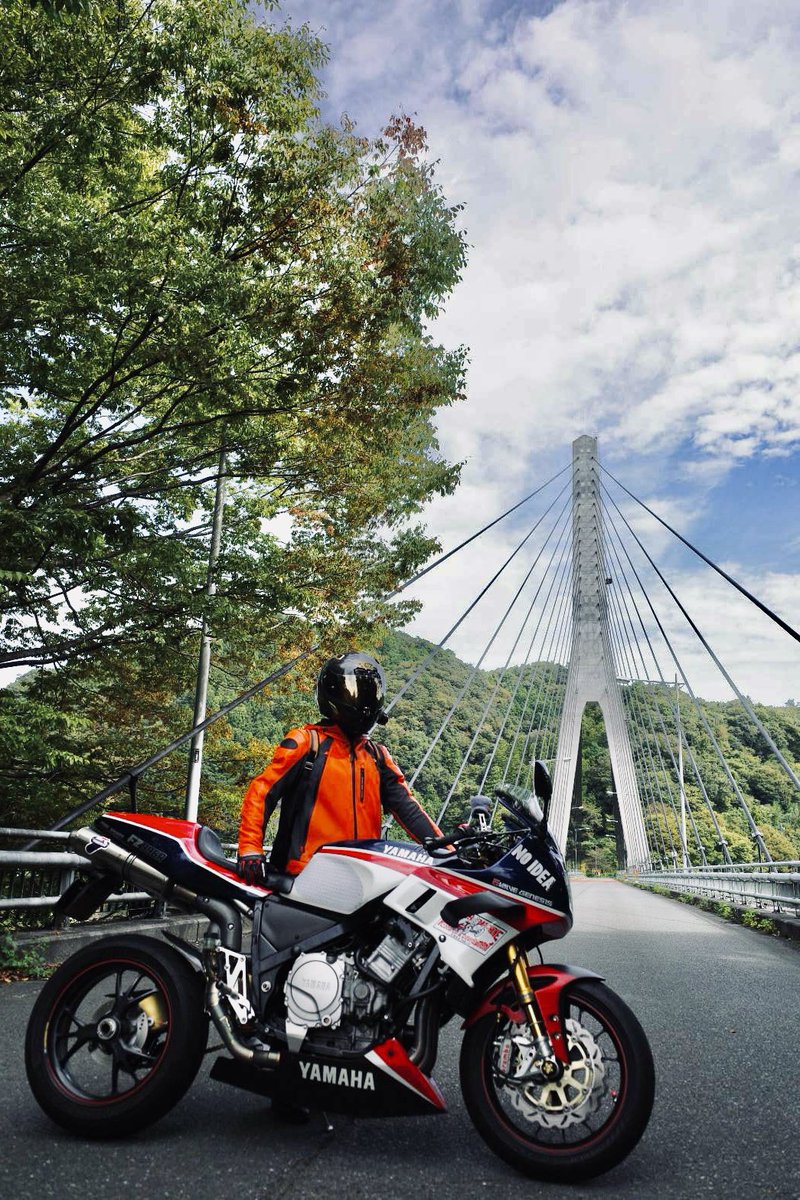 jazz_flh's tweet photo. 1年越しで手に入れたジャケットを���てドヤるワイの姿

#クシタニ
#バイク好きと繋がりたい 
#バイクのある生活 
#YAMAHAが美しい 
#FZ750
#FZ996R https://t.co/U8UTJ1s0mn