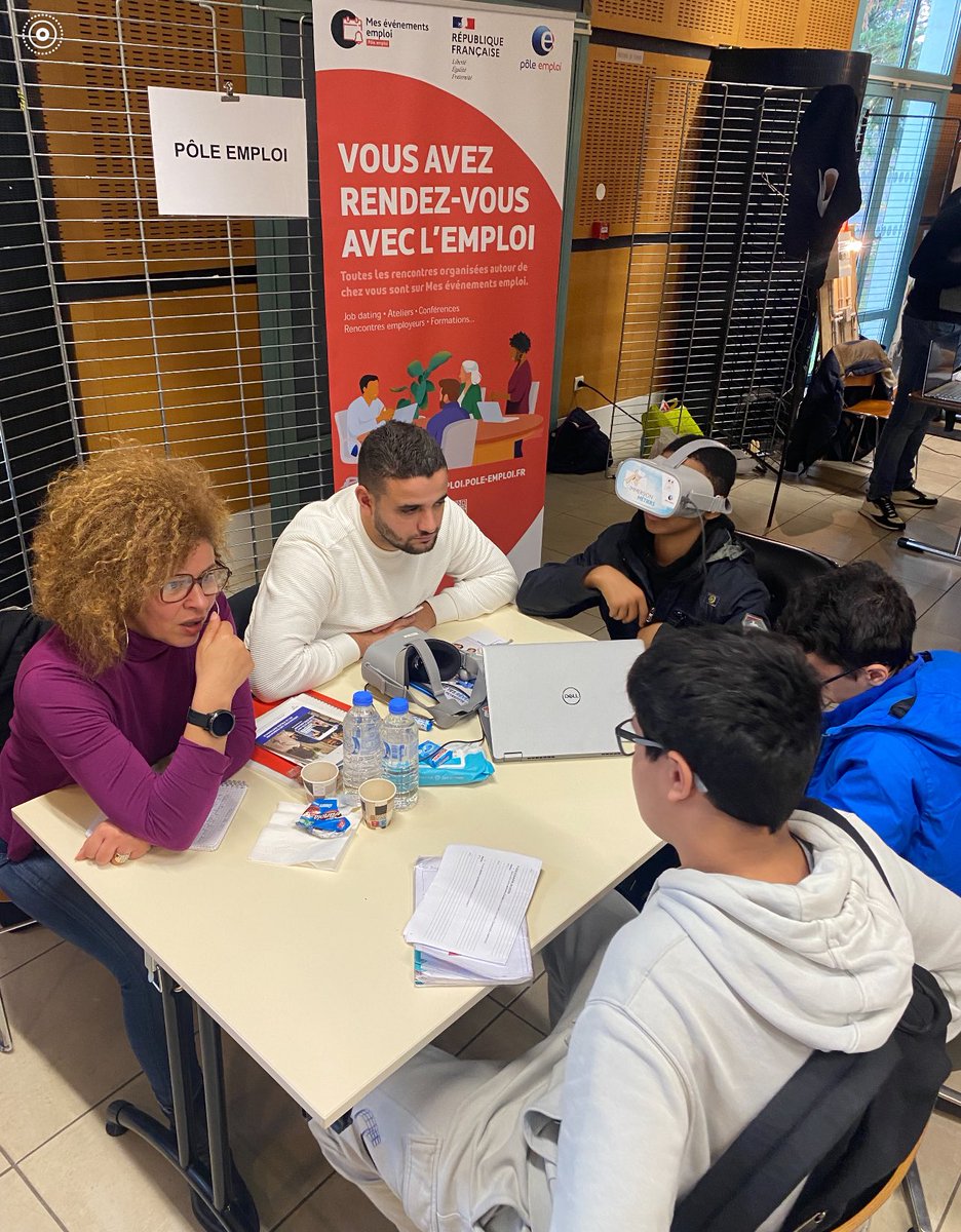 PE_stpriest's tweet photo. Ce mardi lors du Salon Orientation et Découverte Métiers à St Priest, nos collègues ont accompagnés un groupe de jeunes.
Dès lors, ils ont pu échanger avec des écoles, entreprises, organismes de formation, et découvrir différents métiers via la réalité virtuelle.
#1jeune1solution https://t.co/mZWjWyPPrg