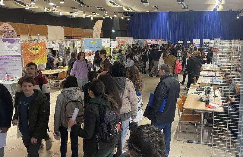 PE_stpriest's tweet photo. Ce mardi lors du Salon Orientation et Découverte Métiers à St Priest, nos collègues ont accompagnés un groupe de jeunes.
Dès lors, ils ont pu échanger avec des écoles, entreprises, organismes de formation, et découvrir différents métiers via la réalité virtuelle.
#1jeune1solution https://t.co/mZWjWyPPrg