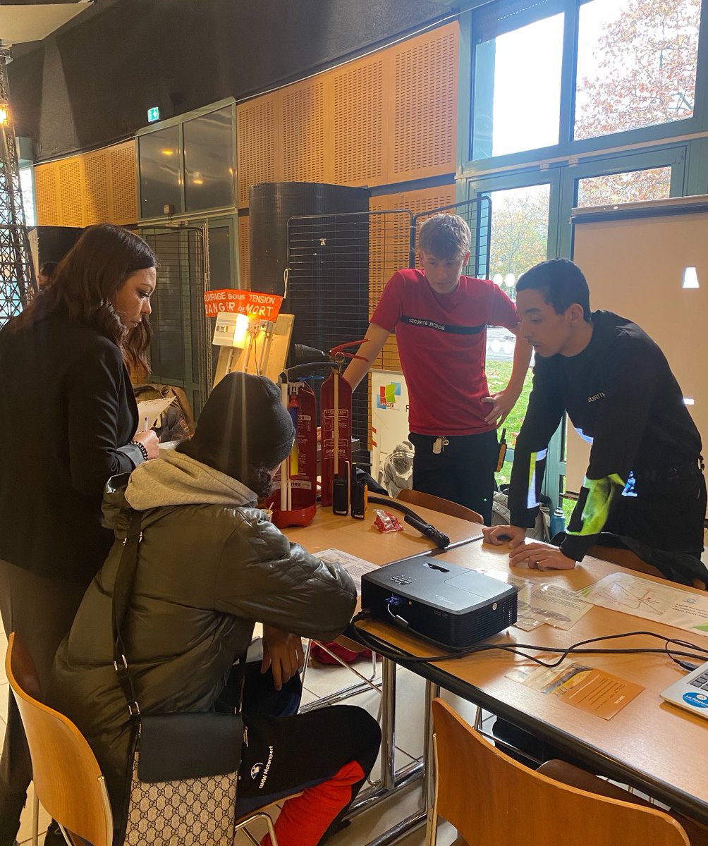 Ce mardi lors du Salon Orientation et Découverte Métiers à St Priest, nos collègues ont accompagnés un groupe de jeunes.
Dès lors, ils ont pu échanger avec des écoles, entreprises, organismes de formation, et découvrir différents métiers via la réalité virtuelle.
#1jeune1solution