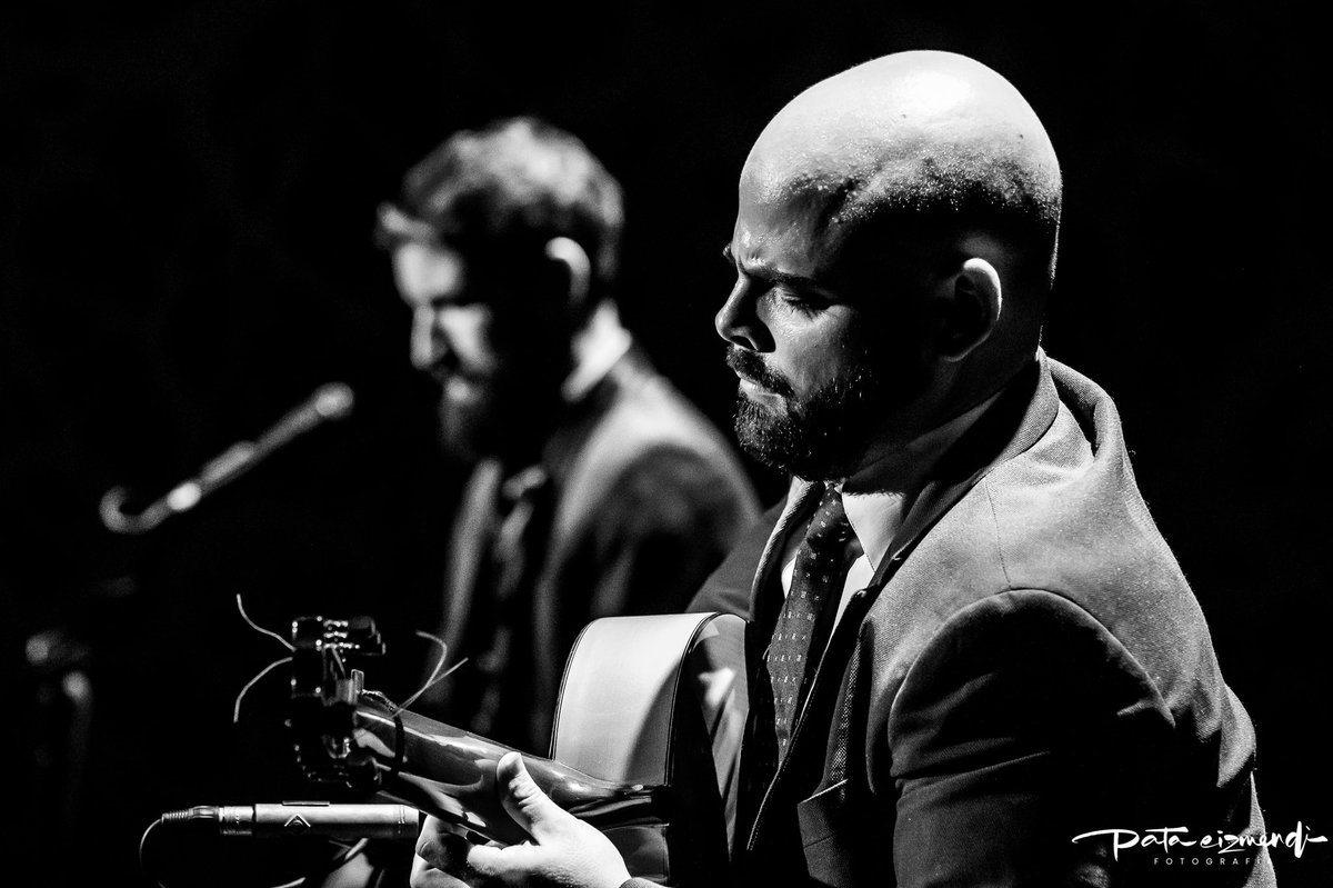 ¿Qué te viene a la mente con esta foto? Después de estos dos conciertos apoteósicos en Montevideo, puedo además de agradecer por todo lo que está pasando, pararme a compartirlo todo con vosotros, leeros y teneros lo más cerquita posible aunque no estéis aquí. 
📸<a href="/pataeizmendi/">ᴘᴀᴛᴀ ᴇɪᴢᴍᴇɴᴅɪ ꜰᴏᴛᴏɢʀᴀꜰɪᴀ</a>