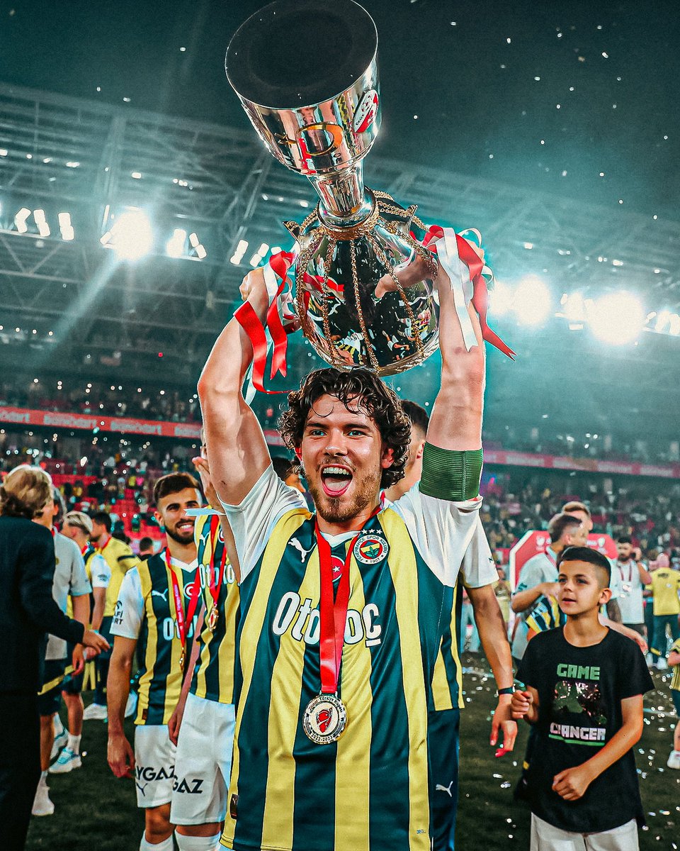 ‼️🚨𝐁𝐑𝐄𝐀𝐊𝐈𝐍𝐆 𝐍𝐄𝐖𝐒: De acordo com o jornalista [<a href="/Ekremkonur/">Ekrem KONUR</a>], o FC Porto está a acompanhar de perto a situação de Ferdi Kadıoğlu, lateral-esquerdo de 24 anos do Fenerbahçe.