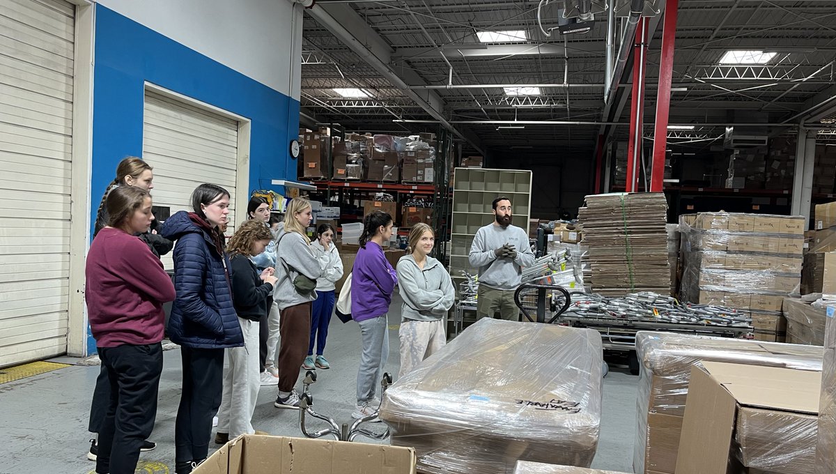 OCHS_Pittsburgh's tweet photo. 54 OC Students and 10 chaperones stayed overnight at Oakland Catholic for the Pittsburgh Mission Trip. They were broken into teams to divide and conquer the mission of serving the Pittsburgh community. #OCgivesback 💛 Read more: https://t.co/N28MpsZA9D https://t.co/f01pz1w7Uy