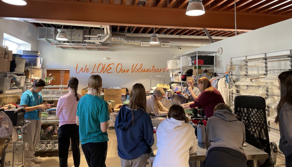 OCHS_Pittsburgh's tweet photo. 54 OC Students and 10 chaperones stayed overnight at Oakland Catholic for the Pittsburgh Mission Trip. They were broken into teams to divide and conquer the mission of serving the Pittsburgh community. #OCgivesback 💛 Read more: https://t.co/N28MpsZA9D https://t.co/f01pz1w7Uy