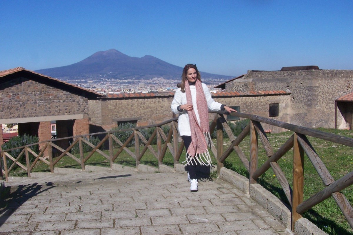 Aquela foto poética tendo como moldura o Vesúvio e a belíssima Villa Arianna. Me senti a própria "Flora" de um dos afrescos da vila. #Italy 
#villaarianna #vesuvio <a href="/LuciahTavares/">Luciáh Tavares</a>