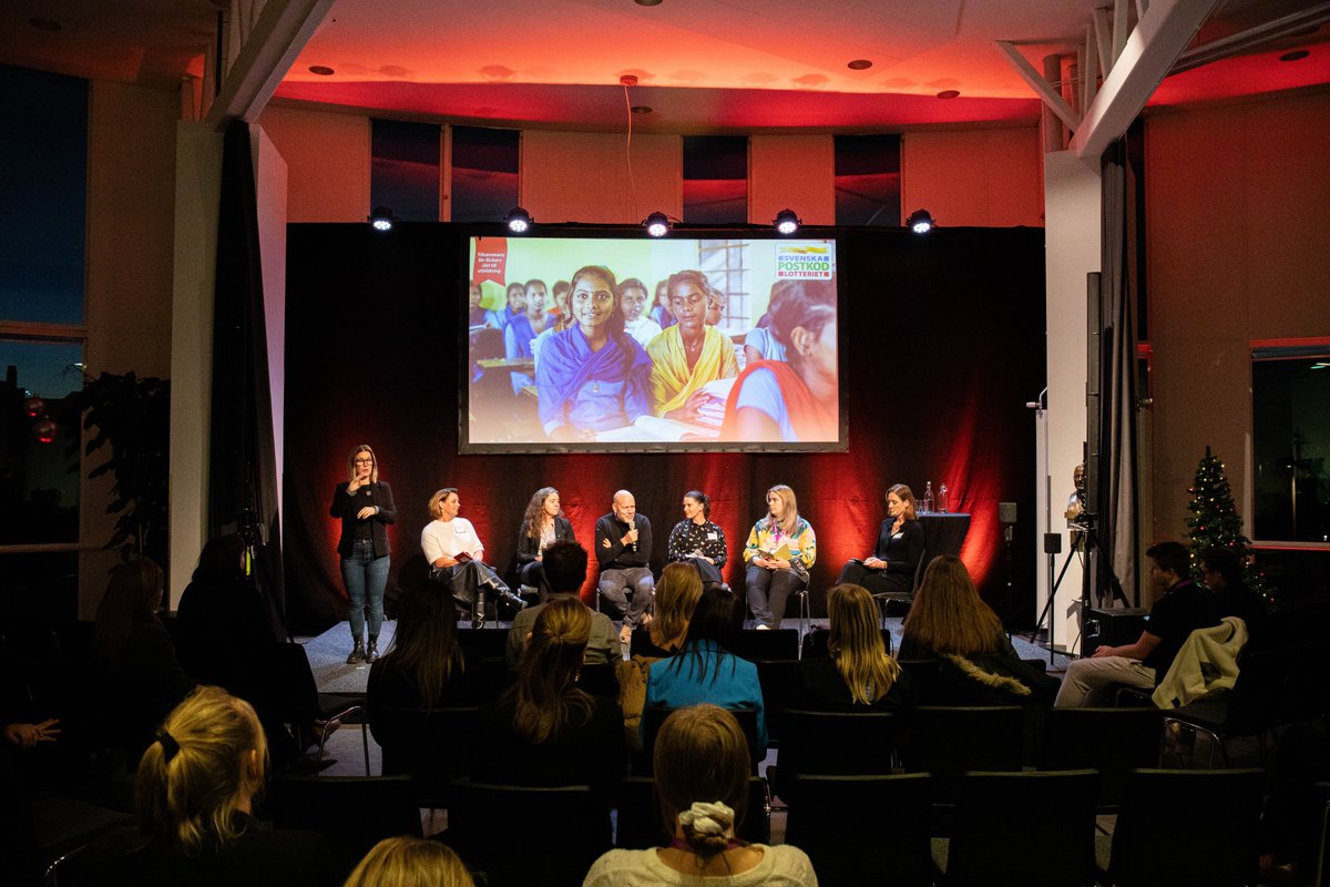 På MR-dagarna höll #Postkodstiftelsen och Postkodlotteriet ett panelsamtal med <a href="/Erikshjalpen/">Erikshjälpen</a> <a href="/raddabarnen/">Rädda Barnen</a> <a href="/SAK_Sweden/">Svenska Afghanistankommittén SAK/SCA</a> och <a href="/hungerprojectse/">The Hunger Project Sverige</a> om den gemensamma satsningen ”Tillsammans för flickors utbildning” och om samverkan som modell i civilsamhället.  #mrdagarna #postkodeffekten