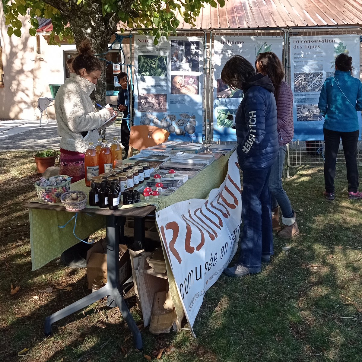 🌳 [ RETOUR SUR LA FÊTE DE L'ARBRE - 3ÈME ÉDITION ] 🌳C'était  le samedi 28/10, nous organisions la Fête  de l'Arbre. Le soleil était au rendez-vous, le ciel était bleu ! Merci  à toustes pour votre présence :
#fetedelarbre #tierslieulesgrandesroches #greolieres
