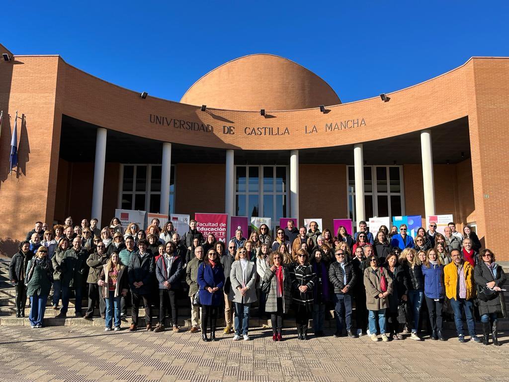 Hoy con motivo del dia internacional contra la violencia de género nuestra delegada de facultad y tesorero han acudido y han formado parte de la lectura del manifiesto.
#seacabó #25n