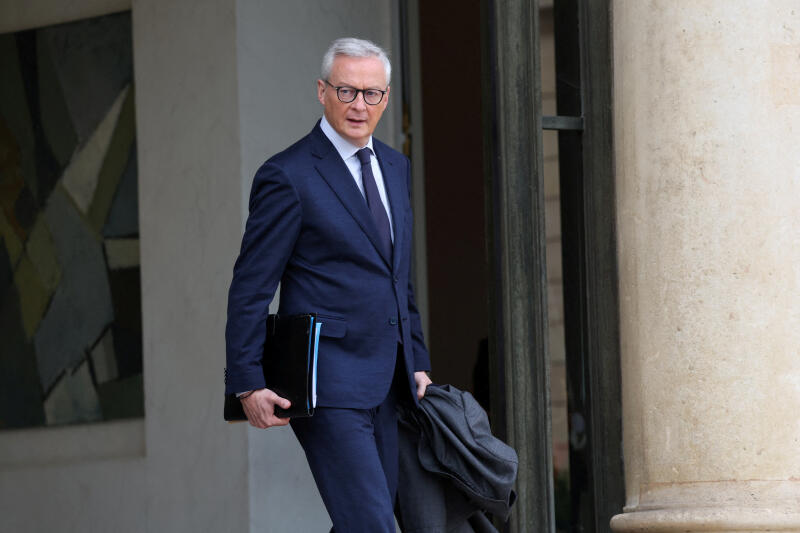 ChLECHEVALIER's tweet photo. Vous vous souvenez ?
Je suis #Bruno_Le_MAIRE, votre Ministre des Finances !...

J'ai tant envie que vous me connaissiez mieux, car il y aura un #apres_Macron...

Je suis né à #NEUILLY, dans une famille très aisée, et, depuis, l'argent n'est pas un problème pour moi.
                   * Pour vous, si ! 
                   * Et ça va s'aggraver....

Avec quelques beaux diplômes, j'ai pris le sillage de #Villepin.
Là, j'ai commencé une belle série d'exploits :
   - PRIVATISATION des autoroutes !
                  * vous les avez payées !
                  * vous paierez encore !!
                  * mais, maintenant, le groupe #Vinci est mon copain !!...

   - J'ai voulu faire pareil avec #ADP (Aéroports de Paris) mais ça a foiré.
                  * Je ne désespère pas...

Entre-temps, je me suis marié dans un château avec Pauline Doussau de Bazignan dont je laisse entendre, dans mon dernier livre, qu'elle a de jolies capacités de #dilatation...
Pour la récompenser, j'en ai fait mon assistante fantôme à l'Assemblée Nationale de 2007 à 2013 !
                   * #FILLON s'est fait gauler ! Pas moi !...

Bien sûr, tout n'est pas parfait...
Par exemple, je me suis vautré contre #FILLON aux primaires de la droite : 2,4 %...

Du coup, en 2017, je l'ai trahi vite fait pour #MACRON !
Et hop : Ministre des Finances !
                    * Chouette, non ?...

Depuis, j'ai repris mes EXPLOITS :

1/ PRIX de l'ÉLECTRICITÉ :
                   * #MACRON ne veut PAS quitter le Marché #UE de l'Énergie qui ne profite qu'aux Allemands !
                   * Du coup, je MENS à fond !
                   * Je parle de "STABILITÉ" alors que le mégawatt-heure va passer de 42 à 70 € d'ici 2026 !!

2/Liquidation des BIJOUX IMMOBILIERS de FAMILLE :
                   * Je brade des quantités de bâtiments de l'État !
                   * À VIL PRIX, car j'ai aussi cassé le MARCHÉ IMMOBILIER !!

3/ Indemnisation des CHÔMEURS de PLUS de 55 ans !
                        * Tomber de 27 à 18 mois d'indemnisation !
                        * Et ensuite, avant la retraite : les #Resto_du_Coeur...

Faut me comprendre : 
#MACRON a bradé l'essentiel de notre INDUSTRIE et il n'y a plus de rentrées fiscales...

Bon.
Oublions ça ! 
                  Surtout si je me présente en 2027...