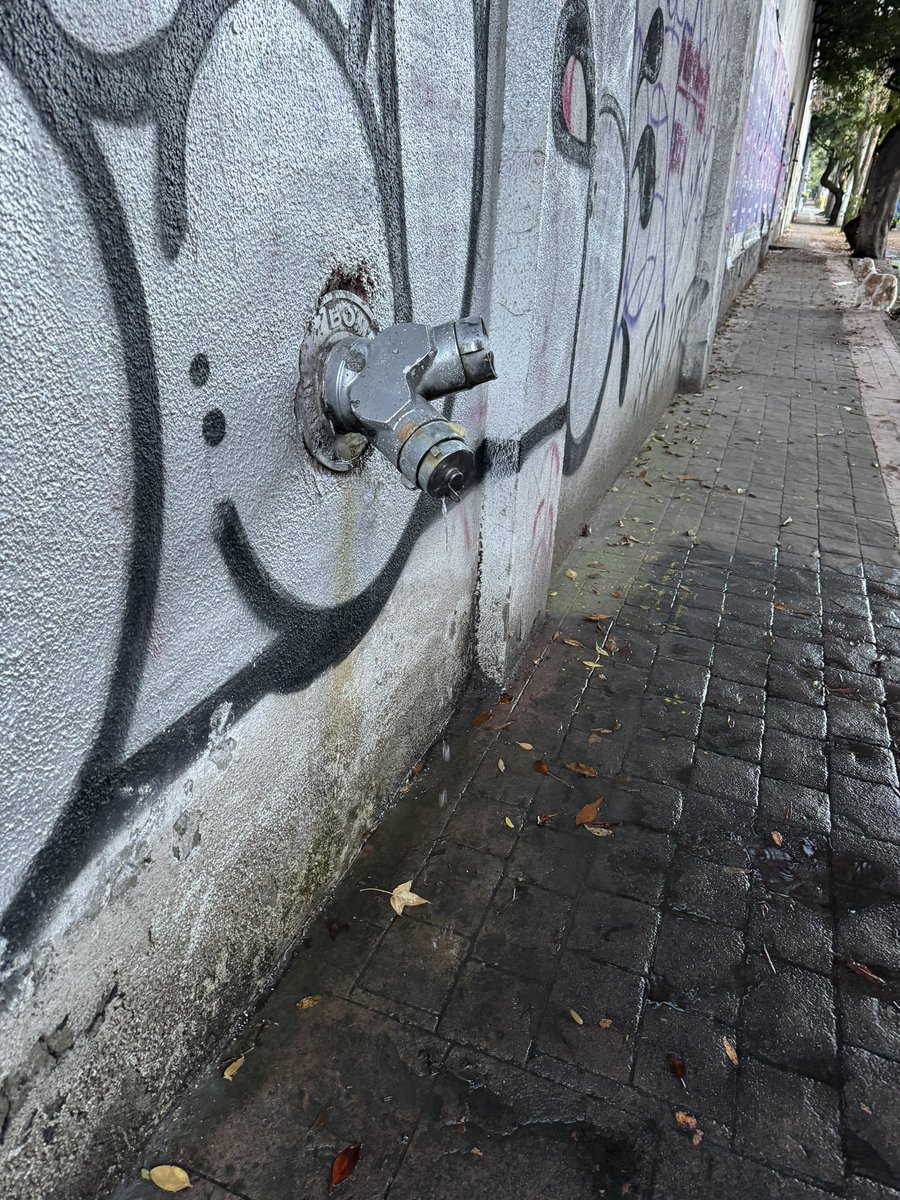 Fuga de agua en Lago Xochimilco, esq. Bahía del Espíritu Santo. Lleva días. Podrían reparar <a href="/AlcaldiaMHmx/">Alcaldía Miguel Hidalgo</a> <a href="/mauriciotabe/">Mauricio Tabe Echartea</a>?