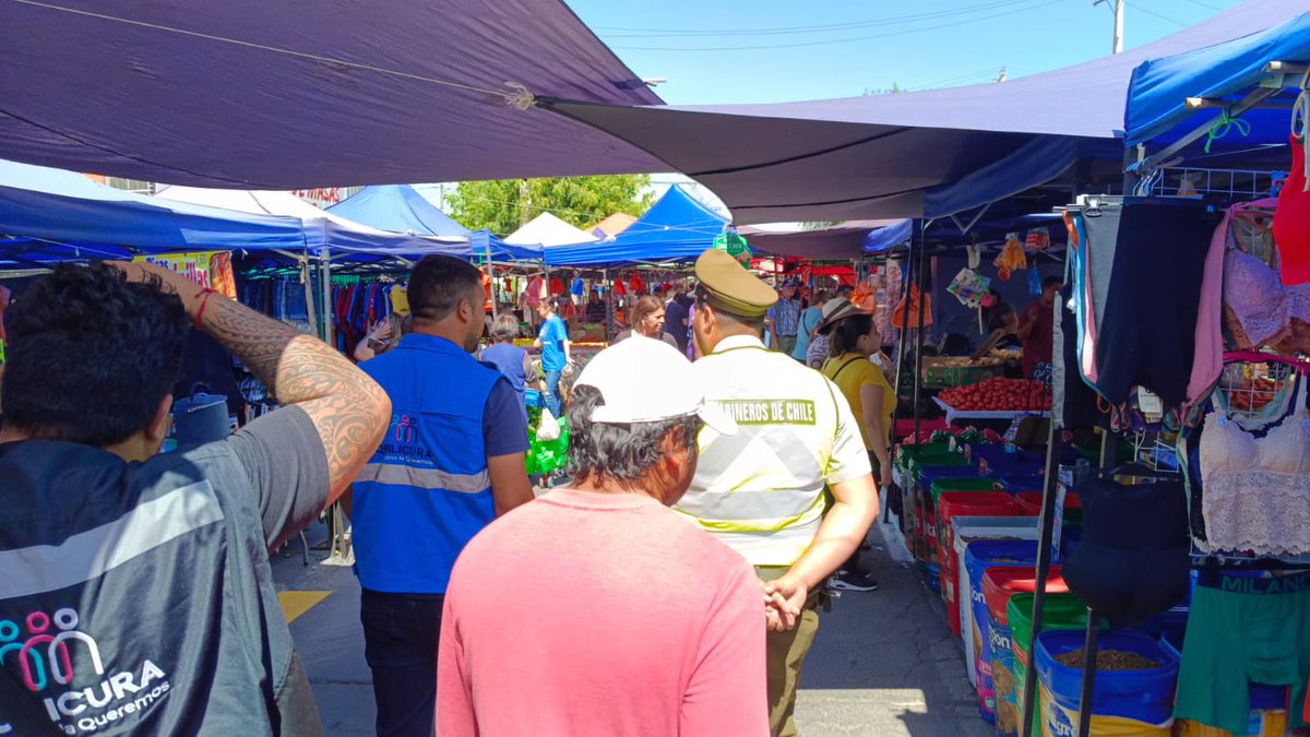 #Quilicura: Carabineros de la 49ª Comisaría, en conjunto con el Departamento de Inspección de la Ilustre Municipalidad de Quilicura realizan controles al interior de ferias libres de la comuna. #LaPrevenciónEsNuestraEsencia