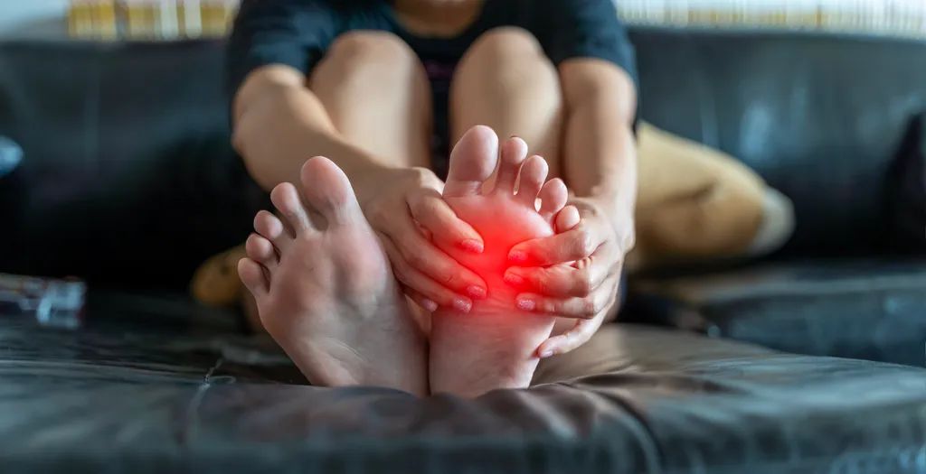 ochalldpm's tweet photo. Discover how foot joint pain can be a significant symptom of rheumatoid arthritis. Early detection leads to better management and relief! 🌟💊 #RheumatoidArthritis #FootJointPain #EarlyDetectionMatters https://t.co/iESywcBtt0 https://t.co/W5ECvGbC2D