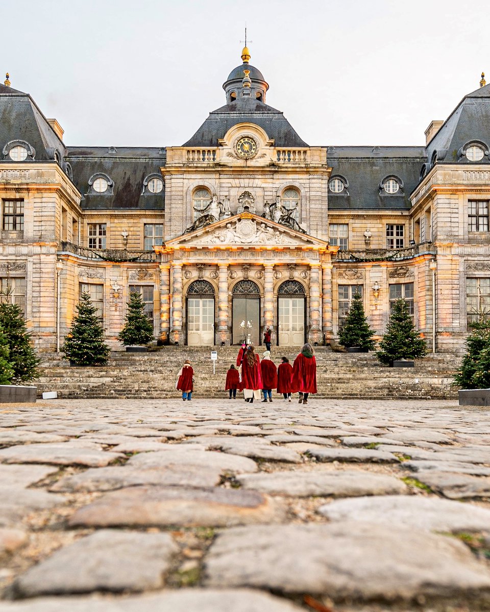 𝗜𝘁'𝘀 𝗖𝗵𝗿𝗶𝘀𝘁𝗺𝗮𝘀 𝘁𝗶𝗺𝗲 ✨

Cape rouge sur le dos, venez vivre la magie du Grand Noël au Château grâce à une programmation festive 😍

Vous souhaitez venir en transports ? Une navette vous attend en gare de Melun ! Pour réserver la navette :
↪ …letterie-vaux-le-vicomte.recreatex.be/Exhibitions/Re…