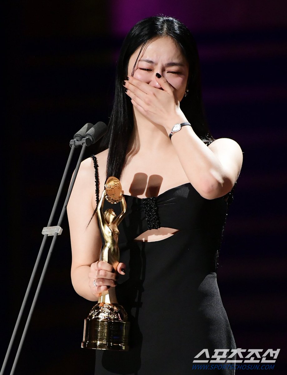 theonbitph's tweet photo. "The important thing is the will to keep going even if you are broken. No matter how much it breaks, it's okay as long as you have a heart that believes, and it can become an engine for turning something not real into something real." - Jeon Yeo Been

#JeonYeoBeen #BDA2023
#전여빈