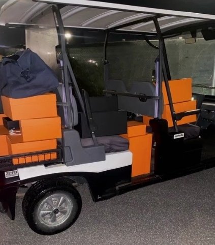 rhnyrathecool's tweet photo. per me è ilary che ritrova tutte le sue cose alle due di notte, le carica su una delle sue golf car e le porta a casa della madre. Onestamente SLAY QUEEN 💅🏻

#unica https://t.co/2yN13sLES8