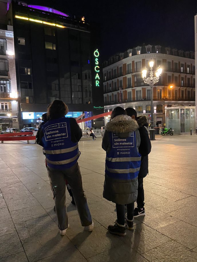 MADRID's tweet image. 🌚Con la campaña #SalimosSinMolestar concienciamos sobre un #OcioNocturno responsable que permita el descanso vecinal💤

✅Ayer en nuestro camino por #Chueca, donde vecinos y locales han colaborado con la campaña. #CierralaPuerta

#ViveyDejaDormir

👉informate.madrid.es/obdaf2