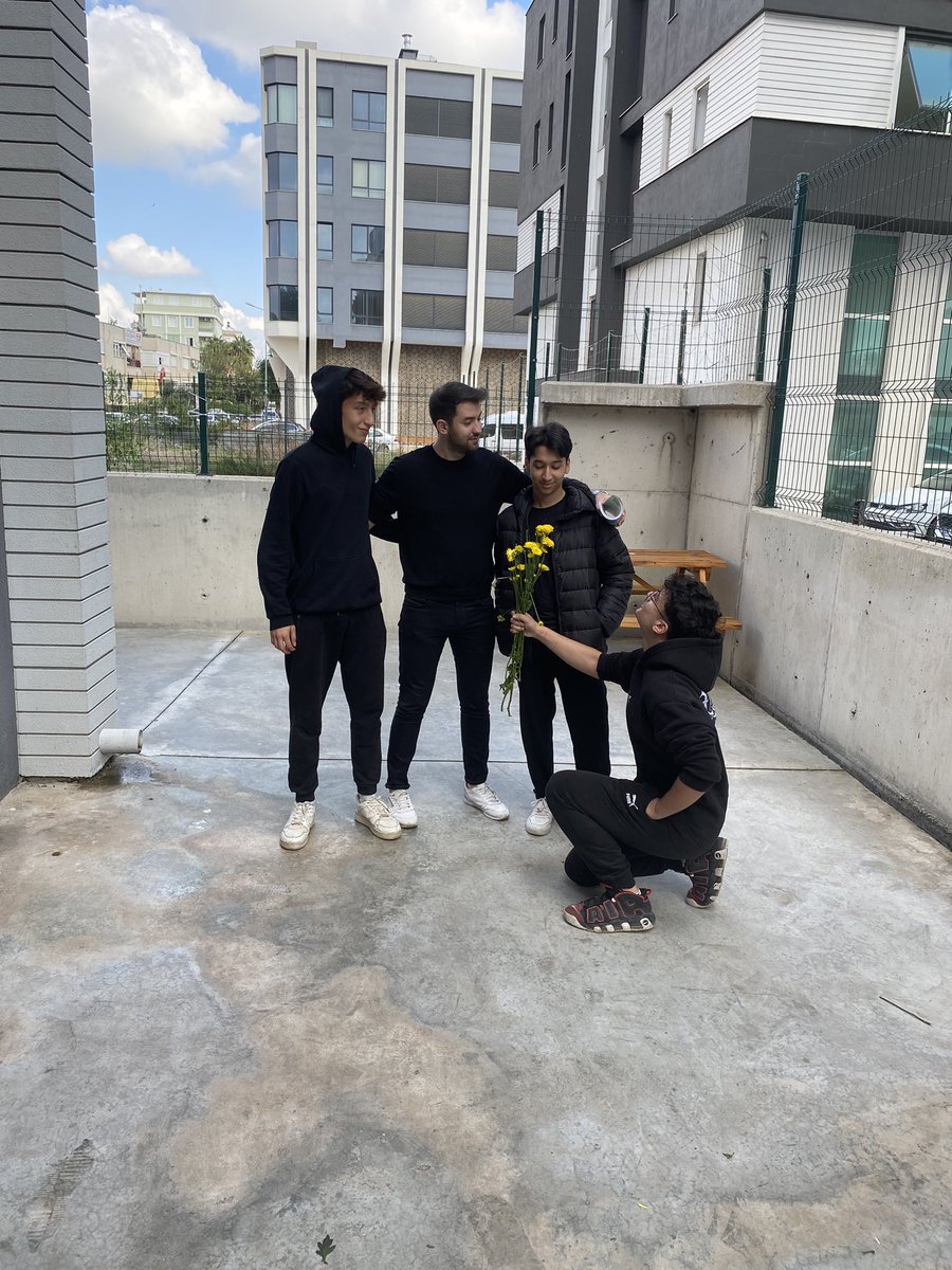 Siz alışmışsınız çiçek sepetinden sipariş verilmesine benim öğrencilerim tarladan çalıp getirince şaşırdınız tabi.