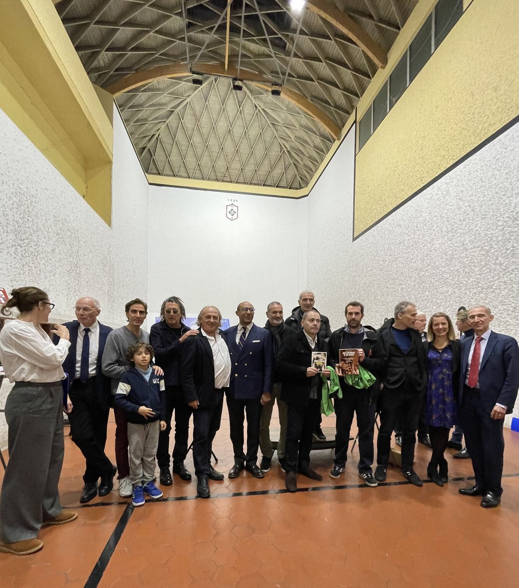 Un grand merci au jury <a href="/PrixJulesRimet/">Prix Jules Rimet</a> de m'avoir décerné cette "mention spéciale" pour "Des écrivains et du sport" <a href="/EdVolcan/">Éditions du Volcan</a> ! Mille mercis @laurenceF <a href="/RaymondDomenech/">Raymond Domenech</a> <a href="/DenisJeambar/">Denis Jeambar</a> <a href="/LPerrus/">Léonore Perrus</a> H. Aggoune P. Haddad <a href="/fglorrain/">François-Guillaume Lorrain</a> <a href="/NicolasBaverez/">Nicolas Baverez</a> <a href="/Nes_et_Cite/">Nes & Cité</a> pour vos mots !