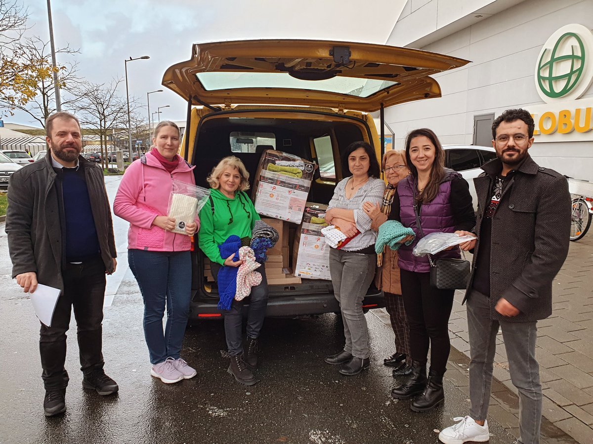Unsere ersten Pakete sind auf dem Weg in das Erdbebengebiet in der Türkei. Auch die Pakete für die Ukraine gehen bald auf die Reise. Danke DHL Express! <a href="/DHLGlobal/">DHL Group</a> <a href="/DeutschePostDHL/">Deutsche Post und DHL News</a> #zusammenhaltstricken #Strickcafe