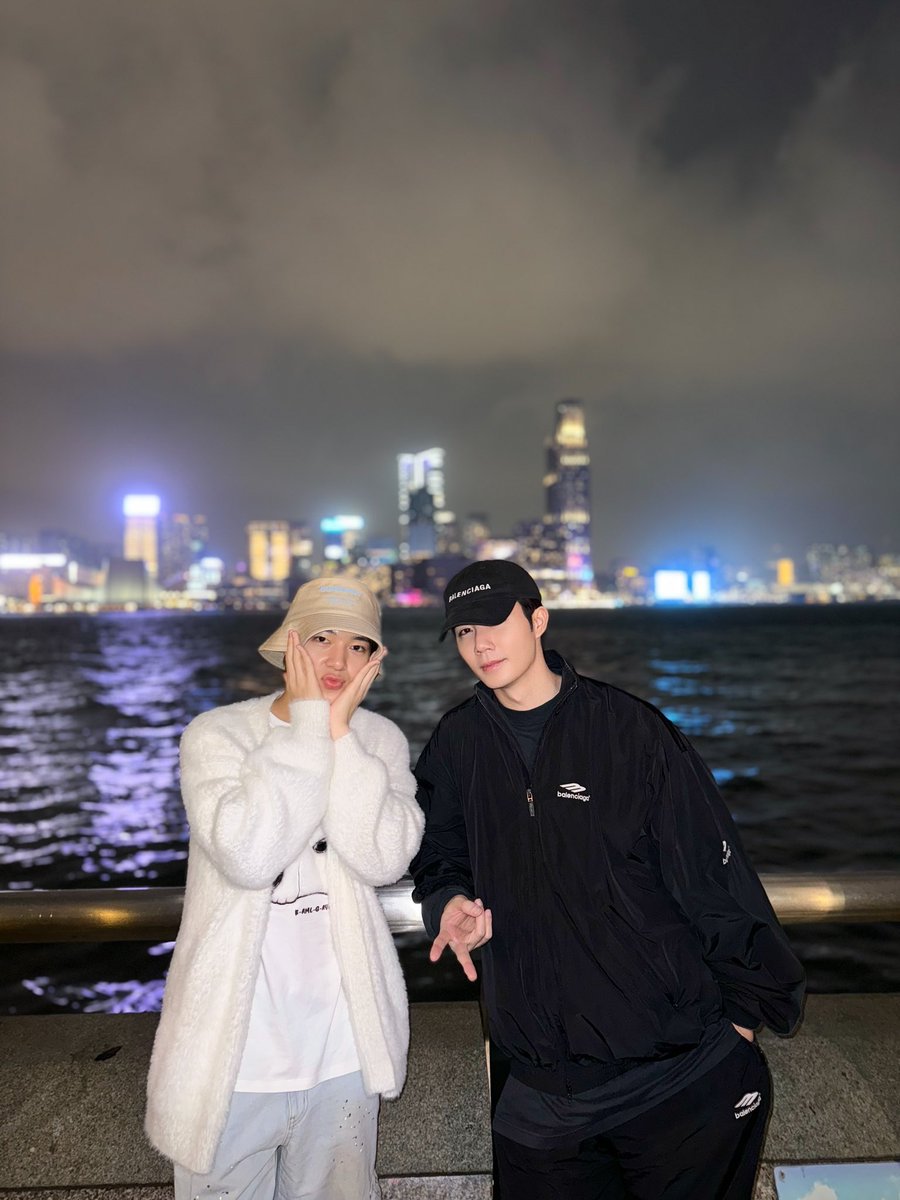 DomundiTV's tweet image. ZEENUNEW 1st FANMEETING IN HONG KONG ✨

“ซี” @zee_pruk และ “ นุนิว” @CwrNew ถึงฮ่องกง พร้อมเจอกับแฟน ๆ ทุกคนแล้ว! แล้วพบกันที่งานแฟนมีตครั้งแรกของซีนุนิวที่ฮ่องกงในวันพรุ่งนี้นะคะ 🥰🎉

#ZeePruk
#NuNew
#domunditv