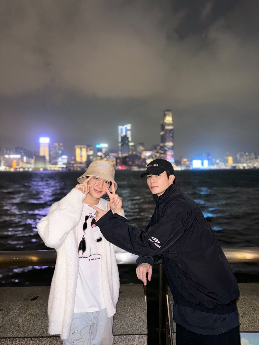 DomundiTV's tweet image. ZEENUNEW 1st FANMEETING IN HONG KONG ✨

“ซี” @zee_pruk และ “ นุนิว” @CwrNew ถึงฮ่องกง พร้อมเจอกับแฟน ๆ ทุกคนแล้ว! แล้วพบกันที่งานแฟนมีตครั้งแรกของซีนุนิวที่ฮ่องกงในวันพรุ่งนี้นะคะ 🥰🎉

#ZeePruk
#NuNew
#domunditv