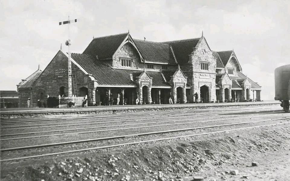 That’s historic Bilaspur Station Building. #Trivia - It was built in 1889-90 during the opening of Rajnandgaon to Bilaspur extension of erstwhile Nagpur Chhattisgarh Railway. #Heritage #IndianRailways