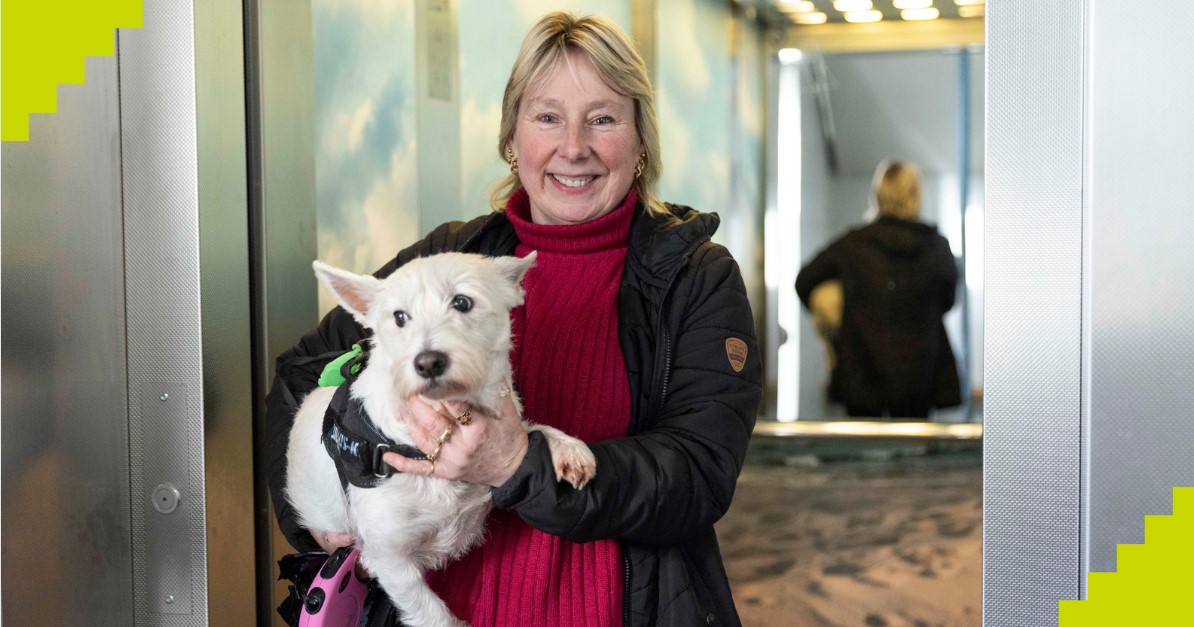 Dit zijn Dineke en Bram uit de Eikenflat in Leeuwarden. De liften werden vaak beklad en vernield. De bewonerscommissie wilde daar iets aan doen. Wie nu in de lift stapt, waant zich in het bos, op het strand of in de wolken. Dat maakt de reis naar boven of beneden een stuk leuker!