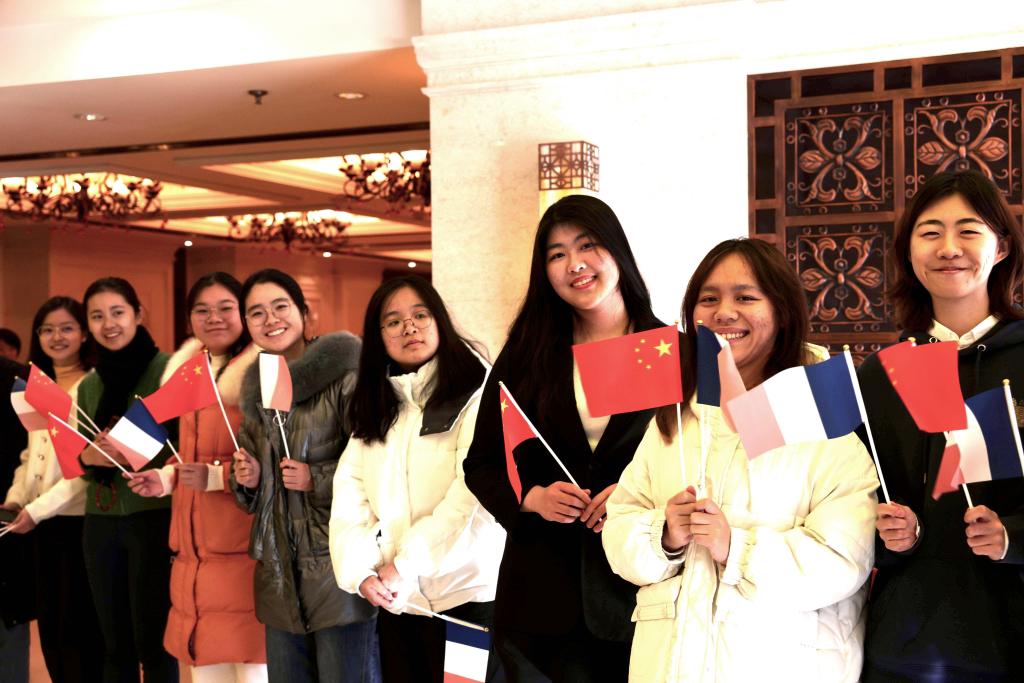 francediplo's tweet image. .@MinColonna a mené avec son homologue chinois Wang Yi le dialogue bilatéral sur les échanges humains, pour renforcer les liens #culturels, #scientifiques et  #universitaires dans l’intérêt de nos deux pays. Cinq accords ont été signés à cet effet. Merci à tous les ministères