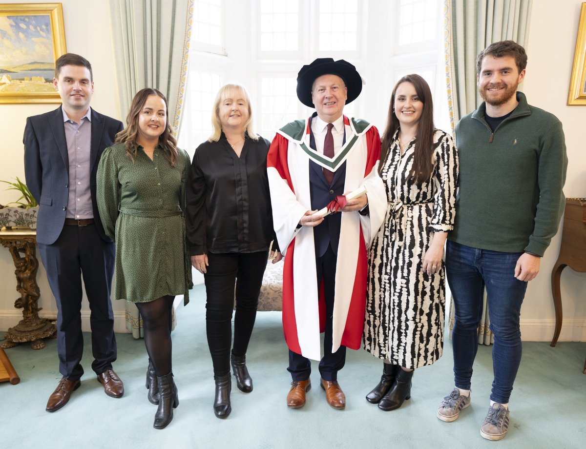 TG4TV's tweet photo. Céim Oinigh ó Ollscoil na Gaillimhe bronnta ar Ard-stiúrthóir TG4, Alan Esselmont
🎓
Comhghairdeas a Alan👏

@uniofgalway https://t.co/4COLDWUELw