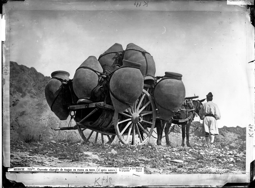 ipcepatrimonio's tweet photo. @culturagob Hoy nos sumergimos en el Archivo Ruiz Vernacci de nuestra #FototecaIPCE y os dejamos algunos instantes con los que trabajamos cada día.
📸 Murcia. Carro con tinajas. Entre 1870 y 1871.
📸 Barcelona. Entre 1860 y 1886 https://t.co/hCuyR3gAll