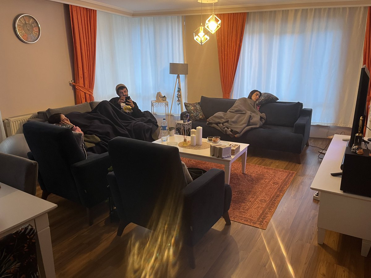 busbusenaz's tweet photo. Ablamlar sağolsun biri kalktı bodrumdan biri eryamandan evime temizliğe yardıma gelmişler. Eniştem de uyku hikayeleri okuyor olsa gerek. https://t.co/wkafq9ml5B
