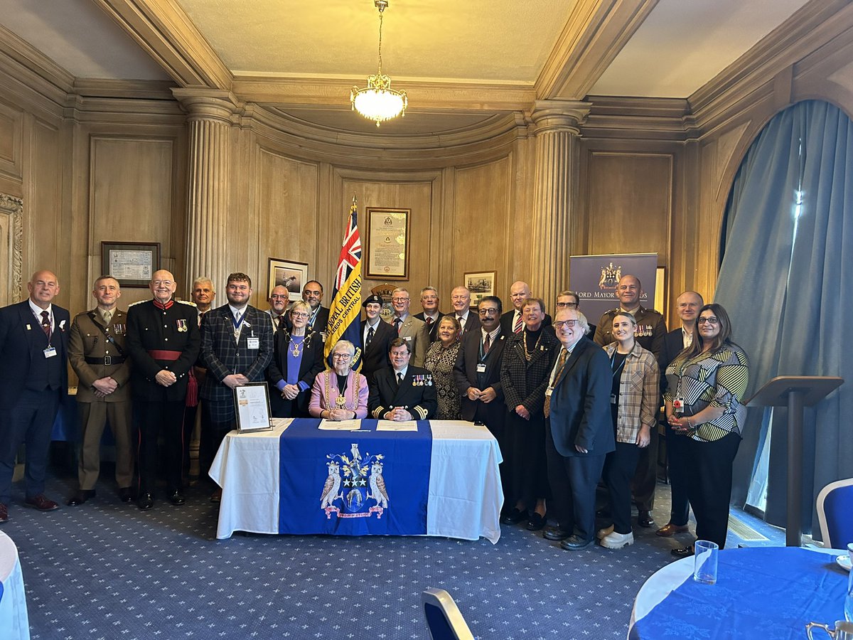 In #Leeds as @leedscitycounc1 reaffirm their pledge to the whole #ArmedForces #community by resigning #ArmedForcesCovenant. #ERSGold2023 @DRM_Support @askzulfi @GoharAlmassKhan @LordLtWY @HMSCeres @YorkshireOTR @RYORKS_REGT @RFCAYH_EE