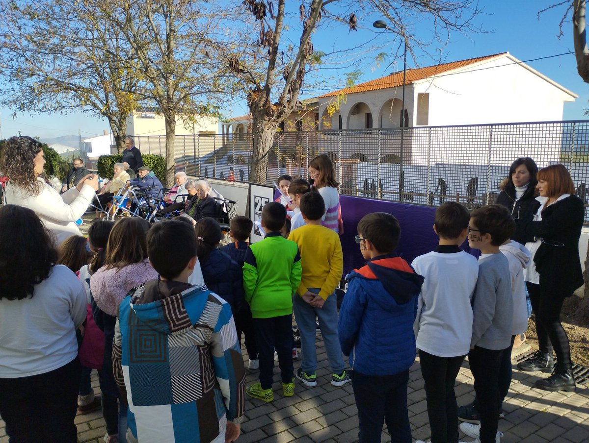 Inauguración de nuestra exposición fotográfica "25 REASONS TO SAY NO" en la Residencia de Mayores "Santa Ana" para conmemorar el Día para la eliminación de la violencia hacia la mujer. 💜 #25N