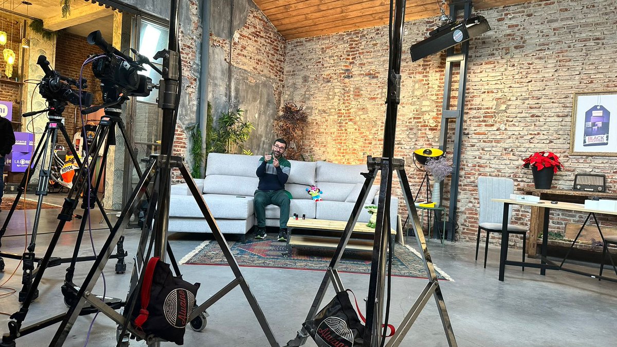 rubenbaston's tweet photo. @srmonoprod @marcmarquez93 @joavico @valen_hernandez Todo listo! A las 17h 

https://t.co/ryoz9iJSHf https://t.co/Rld3jtMIA1